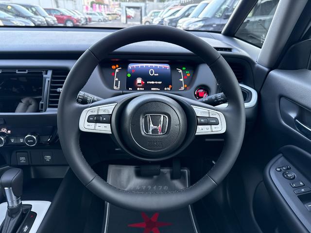 フィット ホーム　登録済未使用車　衝突被害軽減ブレーキ　スマートキー　コーナーセンサー　ＬＥＤヘッドライト　アダクティブクルーズコントロール　バックカメラ　電動格納ドアミラー　オートエアコン　横滑り防止機能（15枚目）