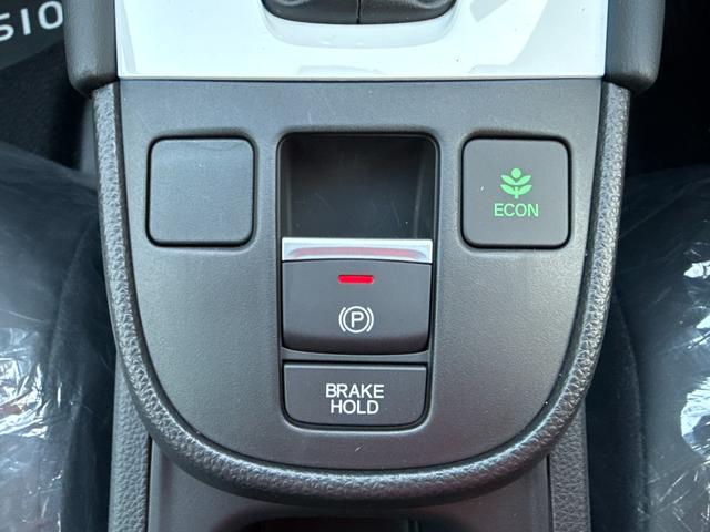 フィット ホーム　登録済未使用車　衝突被害軽減ブレーキ　スマートキー　コーナーセンサー　ＬＥＤヘッドライト　アダクティブクルーズコントロール　バックカメラ　電動格納ドアミラー　オートエアコン　横滑り防止機能（19枚目）