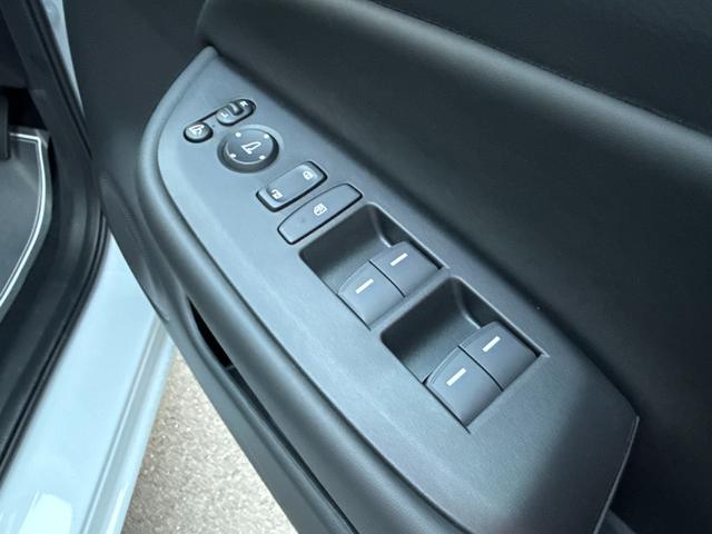 フィット ホーム　登録済未使用車　衝突被害軽減ブレーキ　スマートキー　コーナーセンサー　ＬＥＤヘッドライト　アダクティブクルーズコントロール　バックカメラ　電動格納ドアミラー　オートエアコン　横滑り防止機能（22枚目）