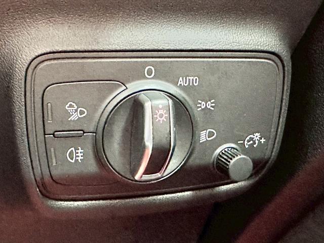 ＴＴクーペ ２．０ＴＦＳＩ　クワトロ　Ｓラインパッケージ　禁煙　４ＷＤ　ＷＯＲＫＥＭＯＴＩＯＮ　ＣＲ　ＫＩＷＡＭＩ１９インチアルミ　ブラックアウトカスタム　バーチャルコックピット　マトリクスＬＥＤ　アルカンターラハーフレザー　パーキングエイド　スマートキー（50枚目）