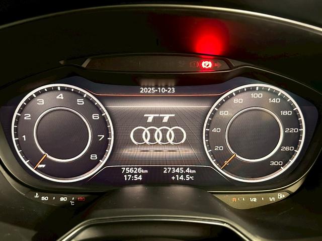 TTクーペ 2.0TFSI 禁煙 ブラックアウトカスタム バーチャルコックピット マトリクスLED 17インチアルミ パドルシフト スピードワーニング レインセンサー リアスポイラー 電動格納ミラー オートライト  ETC車載器(4枚目)