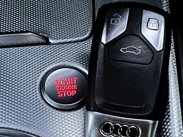 TTクーペ 2.0TFSI 禁煙 ブラックアウトカスタム バーチャルコックピット マトリクスLED 17インチアルミ パドルシフト スピードワーニング レインセンサー リアスポイラー 電動格納ミラー オートライト  ETC車載器(10枚目)