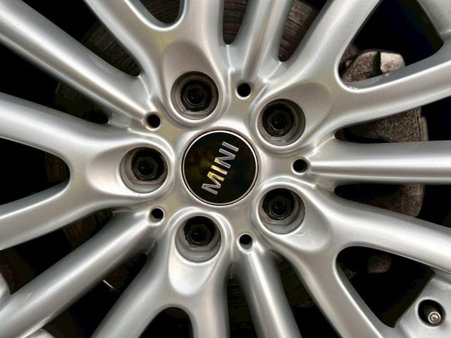 MINI クーパー クラブマン 禁煙 タッチ対応ナビ ペッパーパッケージ アクティブクルーズコントロール ライトパッケージ コンフォートアクセス LEDヘッド 17インチアルミ バックカメラ パークディスタンスコントロール ETC(35枚目)