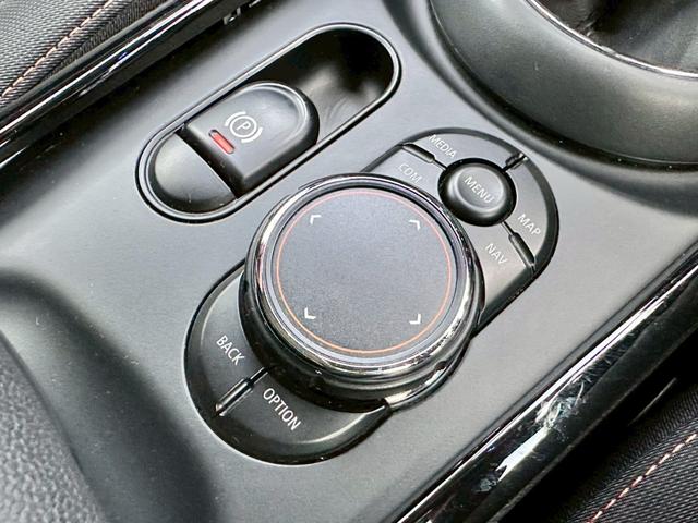 MINI クーパー クラブマン 禁煙 タッチ対応ナビ ペッパーパッケージ アクティブクルーズコントロール ライトパッケージ コンフォートアクセス LEDヘッド 17インチアルミ バックカメラ パークディスタンスコントロール ETC(43枚目)