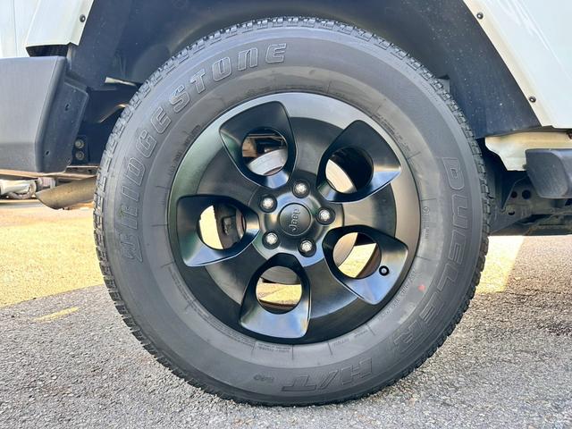 ジープ・ラングラーアンリミテッド サハラ 禁煙 ユーザー様買取車両 4WD クルーズコントロール サイドカメラ LEDヘッド メモリーナビ バックカメラ ETC ALPINEスピーカー Bluetooth フルセグ ヒルディセントコントロール(26枚目)