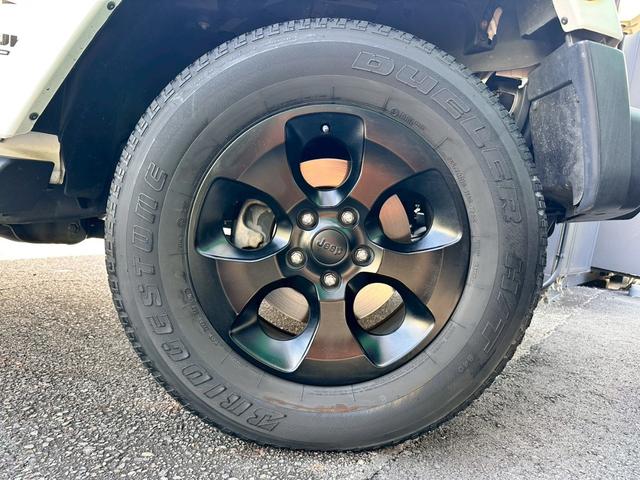 ジープ・ラングラーアンリミテッド サハラ 禁煙 ユーザー様買取車両 4WD クルーズコントロール サイドカメラ LEDヘッド メモリーナビ バックカメラ ETC ALPINEスピーカー Bluetooth フルセグ ヒルディセントコントロール(27枚目)