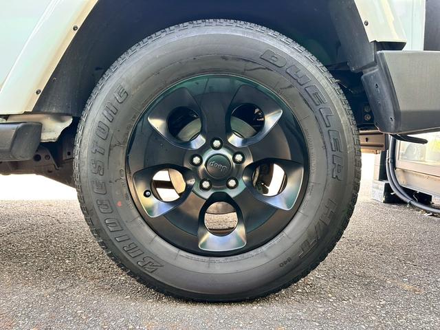 ジープ・ラングラーアンリミテッド サハラ 禁煙 ユーザー様買取車両 4WD クルーズコントロール サイドカメラ LEDヘッド メモリーナビ バックカメラ ETC ALPINEスピーカー Bluetooth フルセグ ヒルディセントコントロール(29枚目)
