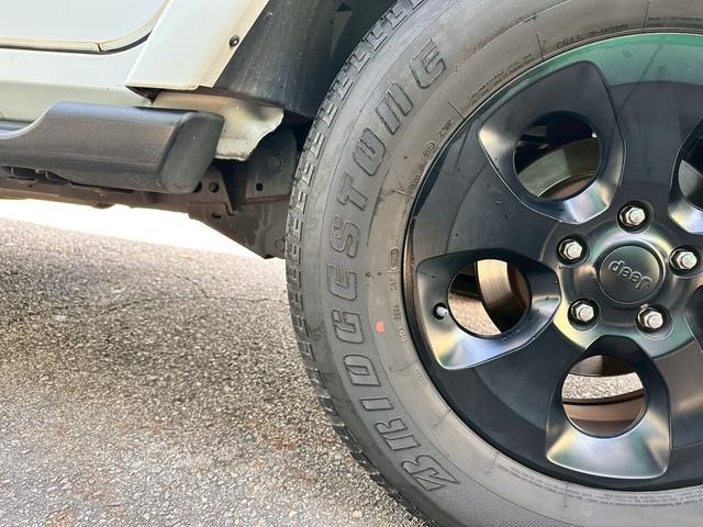 ジープ・ラングラーアンリミテッド サハラ 禁煙 ユーザー様買取車両 4WD クルーズコントロール サイドカメラ LEDヘッド メモリーナビ バックカメラ ETC ALPINEスピーカー Bluetooth フルセグ ヒルディセントコントロール(32枚目)