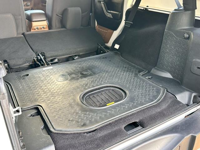 ジープ・ラングラーアンリミテッド サハラ 禁煙 ユーザー様買取車両 4WD クルーズコントロール サイドカメラ LEDヘッド メモリーナビ バックカメラ ETC ALPINEスピーカー Bluetooth フルセグ ヒルディセントコントロール(59枚目)