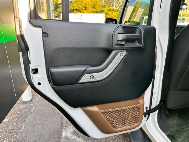 ジープ・ラングラーアンリミテッド サハラ 禁煙 ユーザー様買取車両 4WD クルーズコントロール サイドカメラ LEDヘッド メモリーナビ バックカメラ ETC ALPINEスピーカー Bluetooth フルセグ ヒルディセントコントロール(66枚目)