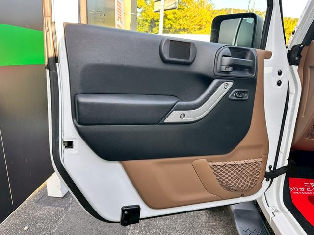 ジープ・ラングラーアンリミテッド サハラ 禁煙 ユーザー様買取車両 4WD クルーズコントロール サイドカメラ LEDヘッド メモリーナビ バックカメラ ETC ALPINEスピーカー Bluetooth フルセグ ヒルディセントコントロール(67枚目)