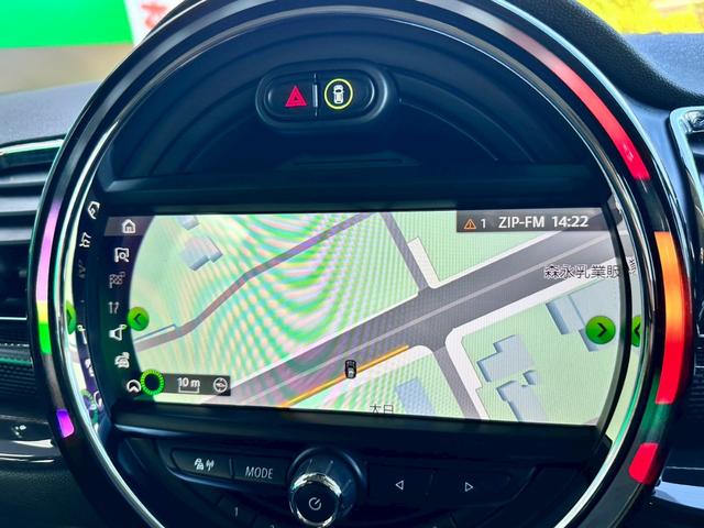 ＭＩＮＩ クーパーＳＤ　クラブマン　禁煙　タッチ対応ナビ　ペッパーパッケージ　アクティブクルーズコントロール　インテリジェントセーフティ　コンフォートアクセス　ＬＥＤヘッド　１７インチアルミ　バックカメラ　パークディスタンスコントロール（6枚目）