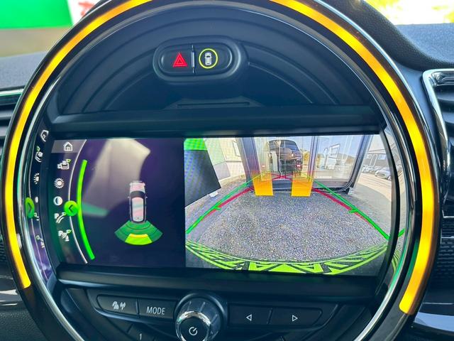 ＭＩＮＩ クーパーＳＤ　クラブマン　禁煙　タッチ対応ナビ　ペッパーパッケージ　アクティブクルーズコントロール　インテリジェントセーフティ　コンフォートアクセス　ＬＥＤヘッド　１７インチアルミ　バックカメラ　パークディスタンスコントロール（7枚目）