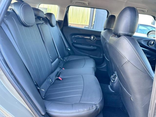 ＭＩＮＩ クーパーＳＤ　クラブマン　禁煙　タッチ対応ナビ　ペッパーパッケージ　アクティブクルーズコントロール　インテリジェントセーフティ　コンフォートアクセス　ＬＥＤヘッド　１７インチアルミ　バックカメラ　パークディスタンスコントロール（9枚目）