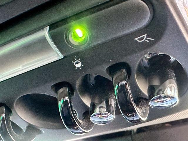 ＭＩＮＩ クーパーＳＤ　クラブマン　禁煙　タッチ対応ナビ　ペッパーパッケージ　アクティブクルーズコントロール　インテリジェントセーフティ　コンフォートアクセス　ＬＥＤヘッド　１７インチアルミ　バックカメラ　パークディスタンスコントロール（11枚目）