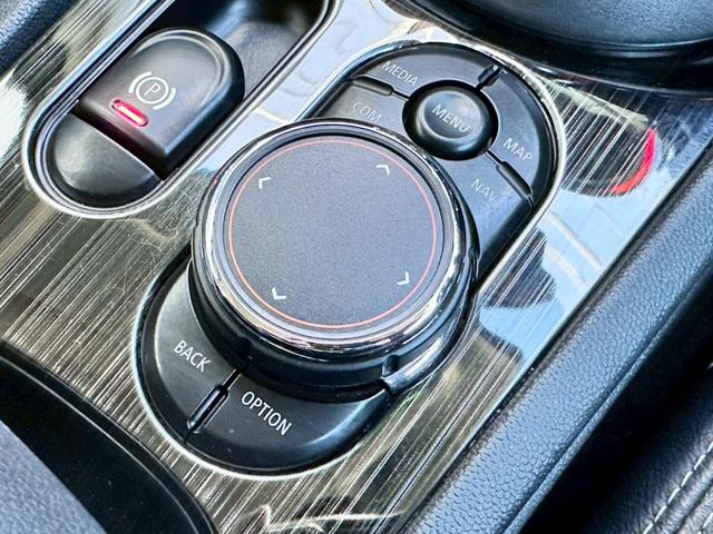 ＭＩＮＩ クーパーＳＤ　クラブマン　禁煙　タッチ対応ナビ　ペッパーパッケージ　アクティブクルーズコントロール　インテリジェントセーフティ　コンフォートアクセス　ＬＥＤヘッド　１７インチアルミ　バックカメラ　パークディスタンスコントロール（49枚目）