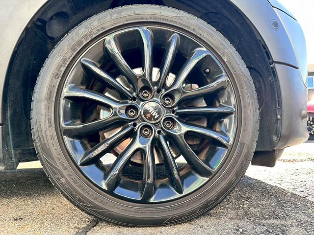 �y�����P�V�C���`�A���~�z�C�[���z�𑕔����Ă���܂��B�o�����X�̂Ƃꂽ�A���~�ō������s�����萫�������Ȃ��Ă���܂��B