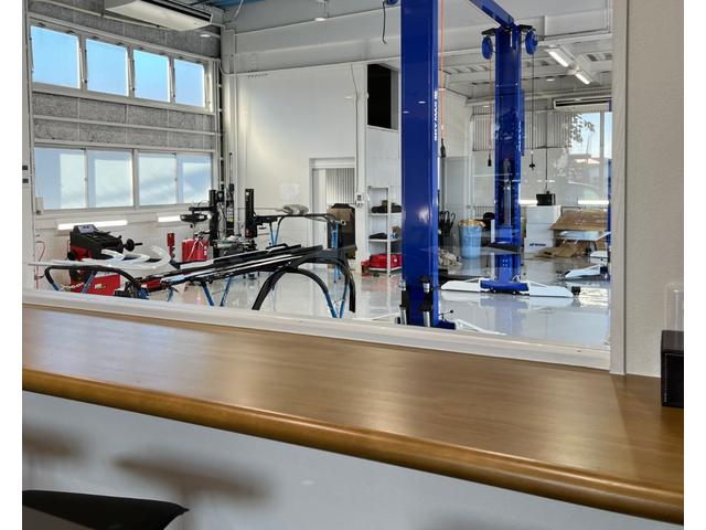 ���ɂ���K���X�\��̃J�E���^�[�Ȃ���͈��Ԃ̍�ƕ��i��X�����������蒭�߂��܂���