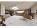 ベッドサイズは1860mm×850mm。はしごをかけてアクセスします。ハッチから自然光が差し込む採光設計。