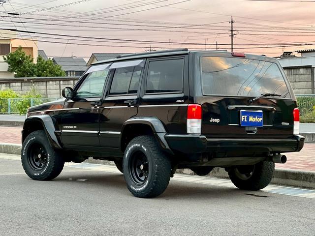 ジープ・チェロキー リミテッド 後期型! 社外足回り リフトUP ミッキートンプソン15アルミAW マッドタイヤ  社外オバフェン メッキバンパー 黒革電動シート シートヒーター LEDヘッド&フォグ 社外オーディオ BT ETC(4枚目)