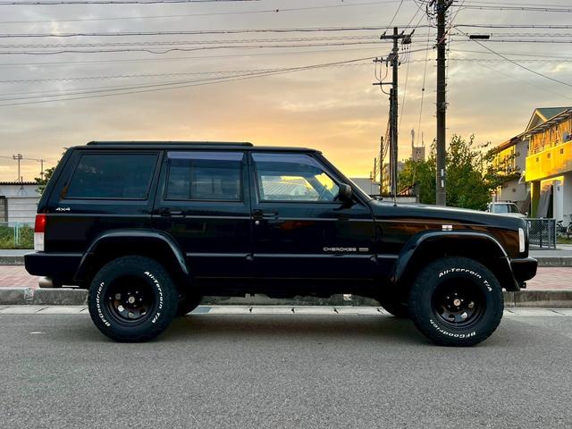 ジープ・チェロキー リミテッド 後期型! 社外足回り リフトUP ミッキートンプソン15アルミAW マッドタイヤ  社外オバフェン メッキバンパー 黒革電動シート シートヒーター LEDヘッド&フォグ 社外オーディオ BT ETC(7枚目)