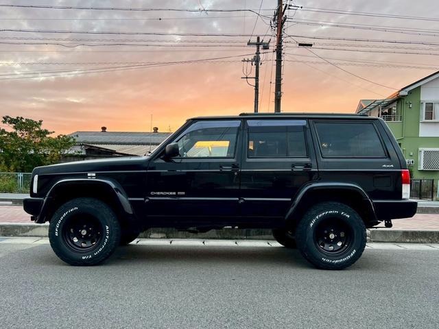 ジープ・チェロキー リミテッド 後期型! 社外足回り リフトUP ミッキートンプソン15アルミAW マッドタイヤ  社外オバフェン メッキバンパー 黒革電動シート シートヒーター LEDヘッド&フォグ 社外オーディオ BT ETC(8枚目)