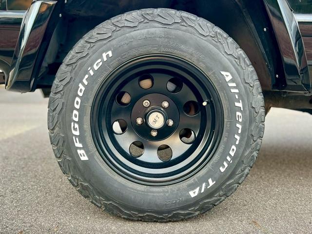 ジープ・チェロキー リミテッド 後期型! 社外足回り リフトUP ミッキートンプソン15アルミAW マッドタイヤ  社外オバフェン メッキバンパー 黒革電動シート シートヒーター LEDヘッド&フォグ 社外オーディオ BT ETC(11枚目)