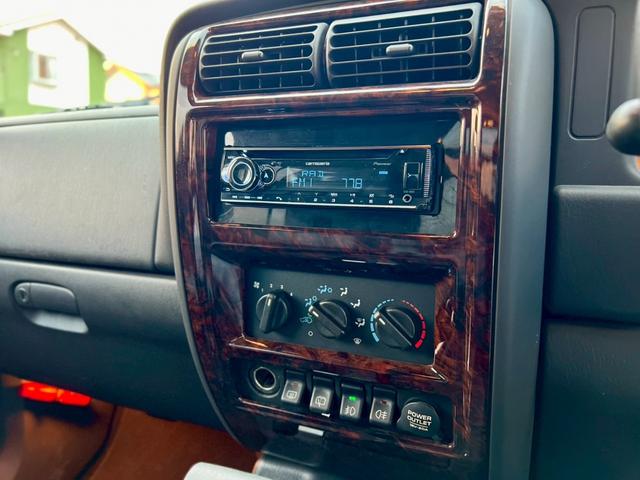 ジープ・チェロキー リミテッド 後期型! 社外足回り リフトUP ミッキートンプソン15アルミAW マッドタイヤ  社外オバフェン メッキバンパー 黒革電動シート シートヒーター LEDヘッド&フォグ 社外オーディオ BT ETC(24枚目)