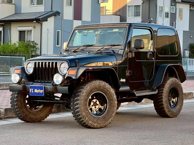 ジープ・ラングラー スポーツ　６速ＭＴ　ハードトップ　社外１６インチＡＷ　背面タイヤ　リフトＵＰ　社外サス　社外マフラー　オーバーフェンダー　サイドステップ　社外オーディオ　Ｂｌｕｅｔｏｏｔｈ　クルーズコントロール　ＬＥＤライト（2枚目）