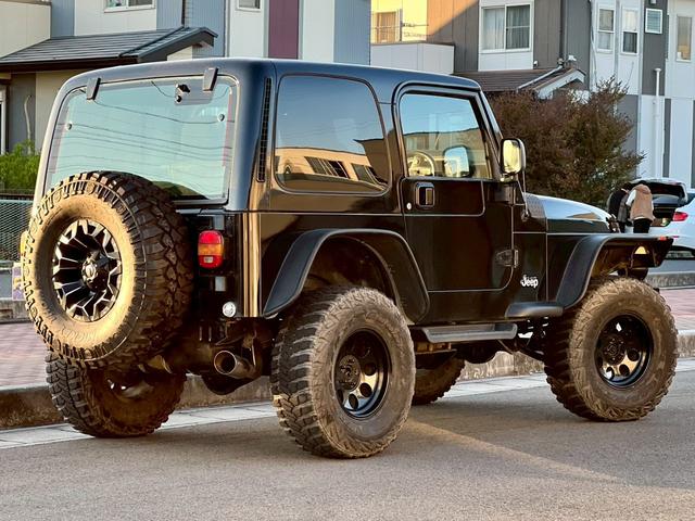 ジープ・ラングラー スポーツ　６速ＭＴ　ハードトップ　社外１６インチＡＷ　背面タイヤ　リフトＵＰ　社外サス　社外マフラー　オーバーフェンダー　サイドステップ　社外オーディオ　Ｂｌｕｅｔｏｏｔｈ　クルーズコントロール　ＬＥＤライト（3枚目）