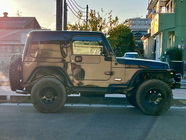 ジープ・ラングラー スポーツ　６速ＭＴ　ハードトップ　社外１６インチＡＷ　背面タイヤ　リフトＵＰ　社外サス　社外マフラー　オーバーフェンダー　サイドステップ　社外オーディオ　Ｂｌｕｅｔｏｏｔｈ　クルーズコントロール　ＬＥＤライト（5枚目）