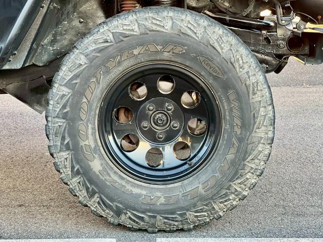 ジープ・ラングラー スポーツ　６速ＭＴ　ハードトップ　社外１６インチＡＷ　背面タイヤ　リフトＵＰ　社外サス　社外マフラー　オーバーフェンダー　サイドステップ　社外オーディオ　Ｂｌｕｅｔｏｏｔｈ　クルーズコントロール　ＬＥＤライト（9枚目）