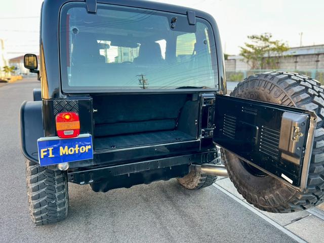 ジープ・ラングラー スポーツ　６速ＭＴ　ハードトップ　社外１６インチＡＷ　背面タイヤ　リフトＵＰ　社外サス　社外マフラー　オーバーフェンダー　サイドステップ　社外オーディオ　Ｂｌｕｅｔｏｏｔｈ　クルーズコントロール　ＬＥＤライト（11枚目）