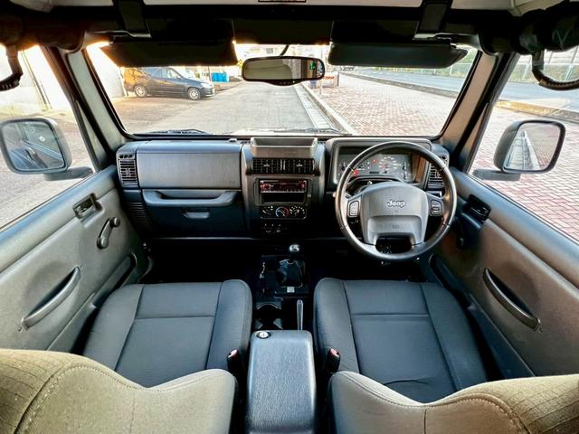 ジープ・ラングラー スポーツ　６速ＭＴ　ハードトップ　社外１６インチＡＷ　背面タイヤ　リフトＵＰ　社外サス　社外マフラー　オーバーフェンダー　サイドステップ　社外オーディオ　Ｂｌｕｅｔｏｏｔｈ　クルーズコントロール　ＬＥＤライト（13枚目）