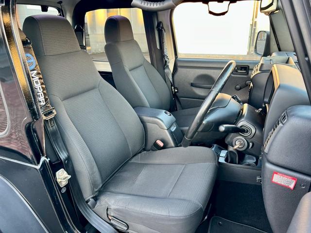 ジープ・ラングラー スポーツ　６速ＭＴ　ハードトップ　社外１６インチＡＷ　背面タイヤ　リフトＵＰ　社外サス　社外マフラー　オーバーフェンダー　サイドステップ　社外オーディオ　Ｂｌｕｅｔｏｏｔｈ　クルーズコントロール　ＬＥＤライト（15枚目）