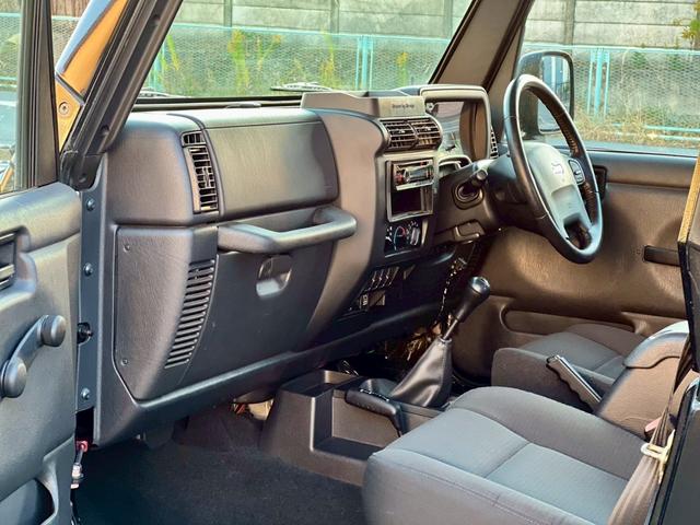 ジープ・ラングラー スポーツ　６速ＭＴ　ハードトップ　社外１６インチＡＷ　背面タイヤ　リフトＵＰ　社外サス　社外マフラー　オーバーフェンダー　サイドステップ　社外オーディオ　Ｂｌｕｅｔｏｏｔｈ　クルーズコントロール　ＬＥＤライト（17枚目）