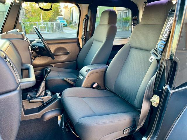 ジープ・ラングラー スポーツ　６速ＭＴ　ハードトップ　社外１６インチＡＷ　背面タイヤ　リフトＵＰ　社外サス　社外マフラー　オーバーフェンダー　サイドステップ　社外オーディオ　Ｂｌｕｅｔｏｏｔｈ　クルーズコントロール　ＬＥＤライト（18枚目）