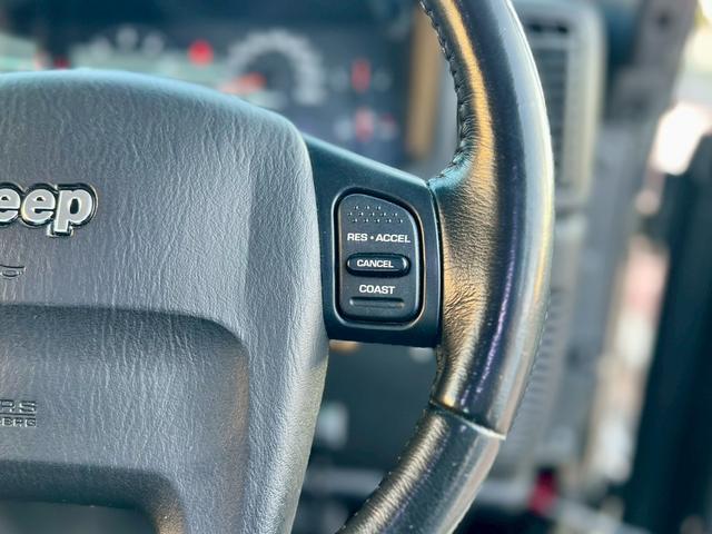 ジープ・ラングラー スポーツ　６速ＭＴ　ハードトップ　社外１６インチＡＷ　背面タイヤ　リフトＵＰ　社外サス　社外マフラー　オーバーフェンダー　サイドステップ　社外オーディオ　Ｂｌｕｅｔｏｏｔｈ　クルーズコントロール　ＬＥＤライト（21枚目）