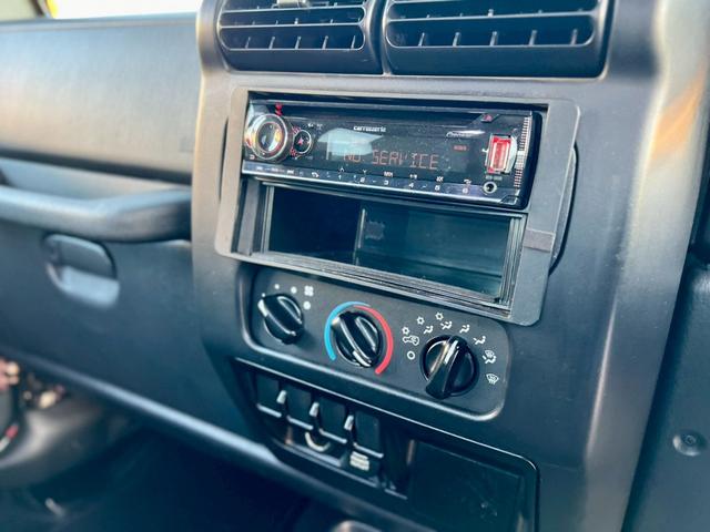 ジープ・ラングラー スポーツ　６速ＭＴ　ハードトップ　社外１６インチＡＷ　背面タイヤ　リフトＵＰ　社外サス　社外マフラー　オーバーフェンダー　サイドステップ　社外オーディオ　Ｂｌｕｅｔｏｏｔｈ　クルーズコントロール　ＬＥＤライト（23枚目）