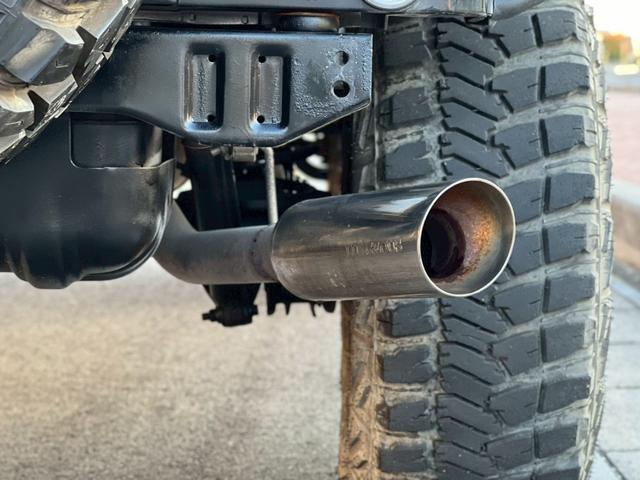 ジープ・ラングラー スポーツ　６速ＭＴ　ハードトップ　社外１６インチＡＷ　背面タイヤ　リフトＵＰ　社外サス　社外マフラー　オーバーフェンダー　サイドステップ　社外オーディオ　Ｂｌｕｅｔｏｏｔｈ　クルーズコントロール　ＬＥＤライト（29枚目）