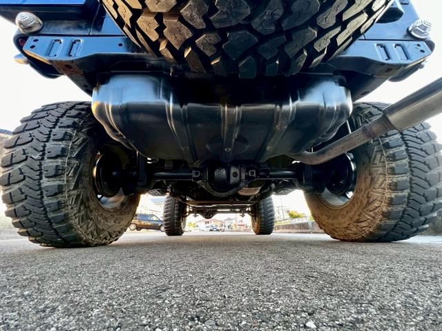 ジープ・ラングラー スポーツ　６速ＭＴ　ハードトップ　社外１６インチＡＷ　背面タイヤ　リフトＵＰ　社外サス　社外マフラー　オーバーフェンダー　サイドステップ　社外オーディオ　Ｂｌｕｅｔｏｏｔｈ　クルーズコントロール　ＬＥＤライト（31枚目）