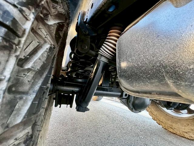 ジープ・ラングラー スポーツ　６速ＭＴ　ハードトップ　社外１６インチＡＷ　背面タイヤ　リフトＵＰ　社外サス　社外マフラー　オーバーフェンダー　サイドステップ　社外オーディオ　Ｂｌｕｅｔｏｏｔｈ　クルーズコントロール　ＬＥＤライト（33枚目）