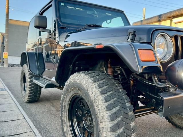 ジープ・ラングラー スポーツ　６速ＭＴ　ハードトップ　社外１６インチＡＷ　背面タイヤ　リフトＵＰ　社外サス　社外マフラー　オーバーフェンダー　サイドステップ　社外オーディオ　Ｂｌｕｅｔｏｏｔｈ　クルーズコントロール　ＬＥＤライト（34枚目）