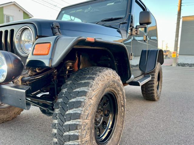 ジープ・ラングラー スポーツ　６速ＭＴ　ハードトップ　社外１６インチＡＷ　背面タイヤ　リフトＵＰ　社外サス　社外マフラー　オーバーフェンダー　サイドステップ　社外オーディオ　Ｂｌｕｅｔｏｏｔｈ　クルーズコントロール　ＬＥＤライト（36枚目）