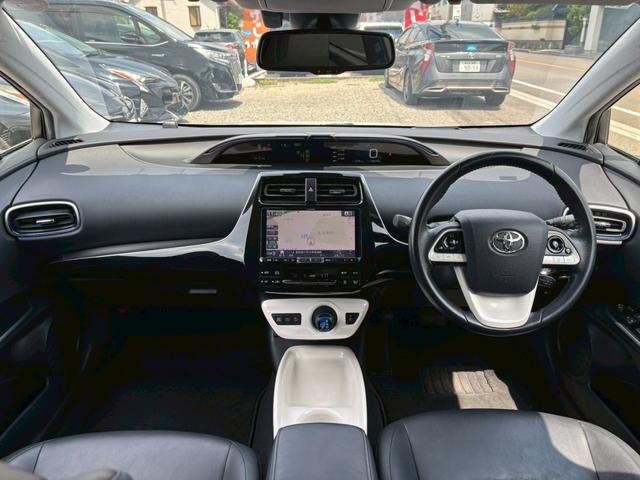プリウス Ａツーリングセレクション　禁煙車　黒革　モデリスタエアロ　アルパイン９型ナビ　Ｂｌｕｅｔｏｏｔｈ機能　バックカメラ　レーダークルーズコントロール　ブラインドスポットモニター　トヨタセーフティー　ＥＴＣ　純正ツーリングアルミ（3枚目）