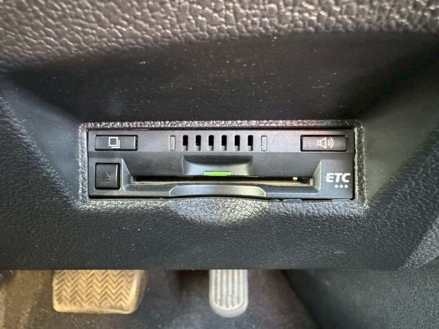 プリウス Ａツーリングセレクション　禁煙車　モデリスタフルエアロ　黒革シート　純正９型ナビ　Ｂｌｕｅｔｏｏｔｈ　バックカメラ　レーダークルーズコントロール　ブラインドスポットモニター　ＥＴＣ　シートヒーター　ツーリング１７インチアルミ（9枚目）