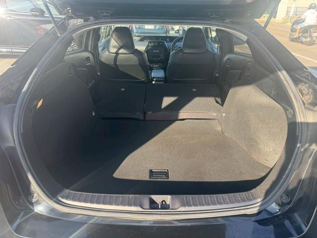 プリウス Ａツーリングセレクション　禁煙車　モデリスタフルエアロ　黒革シート　純正９型ナビ　Ｂｌｕｅｔｏｏｔｈ　バックカメラ　レーダークルーズコントロール　ブラインドスポットモニター　ＥＴＣ　シートヒーター　ツーリング１７インチアルミ（12枚目）