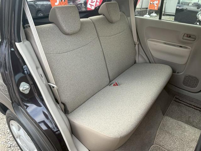 �Z�J���h�V�[�g�͑�l��l������Ă��\���ȃX�y�[�X���m�ۂ���Ă���܂�