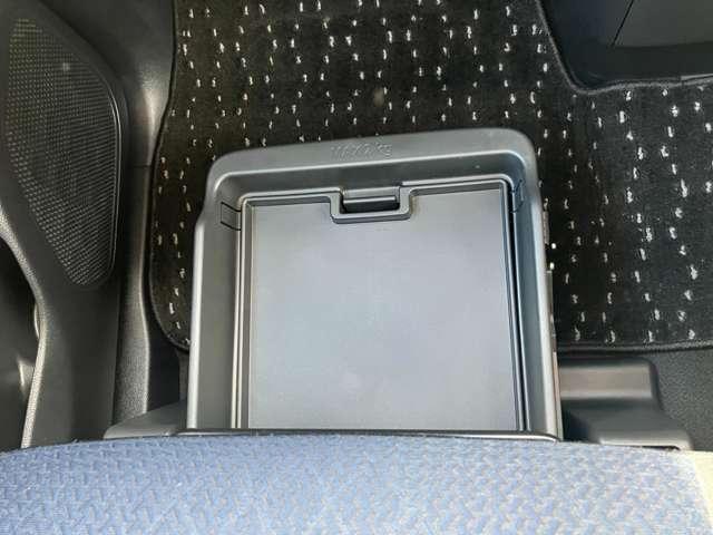 ����ȃV�[�g�̉��ɁA�֗��ȑO��X���C�h���̃A���_�[�{�b�N�X�𑕔��B�^�]�p�̑ւ��C��A�ԓ��ɏ�����������ǂ��p�i�A�����������Ȃǂ����[�ł��܂�