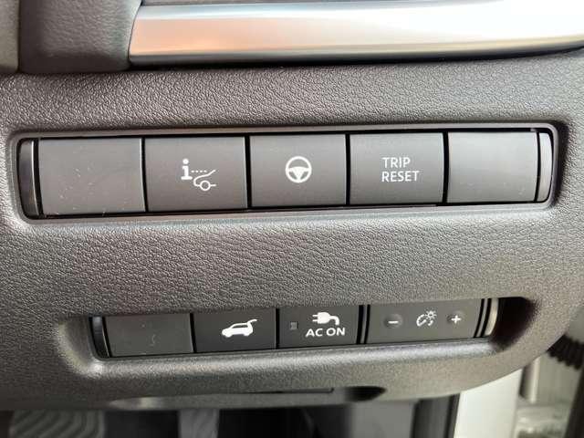 前方の車両や歩行者に対して衝突する可能性が高まると、衝突被害軽減ブレーキを作動させます。さらにペダルの踏み間違いによる急発進を抑制する踏み間違い衝突防止アシストを装備。